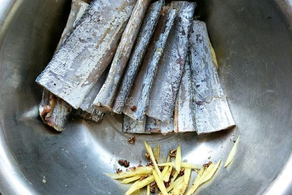 香酥麻炸带鱼的做法图解3