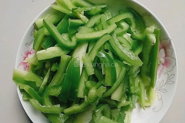 青椒炒火腿的做法图解2