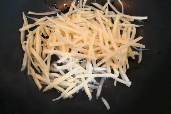 青椒土豆丝的做法图解7