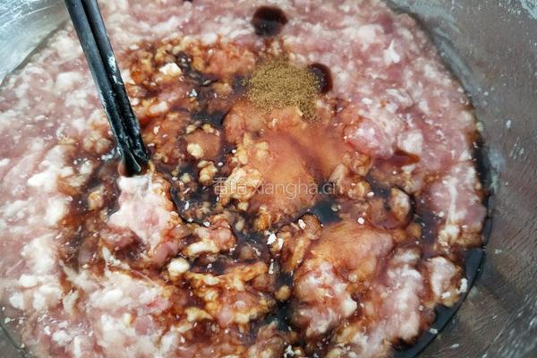 猪肉青椒蒸饺的做法图解3