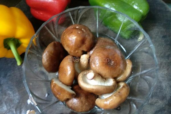 腊肠豆腐香菇煲的做法图解1