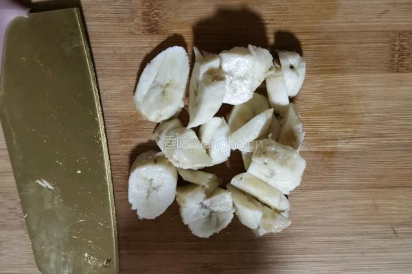 自制香蕉牛奶的做法图解1