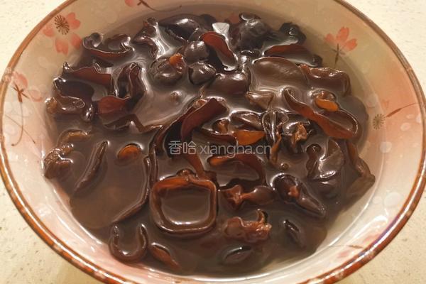 凉拌木耳黄瓜的做法图解2