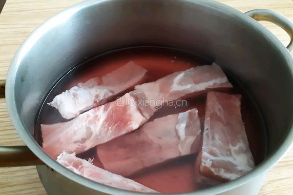 排骨蒸木耳的做法图解1