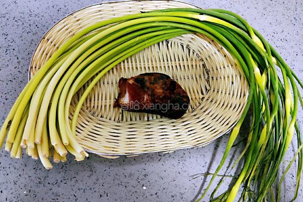 蒜薹炒腊肉的做法图解1