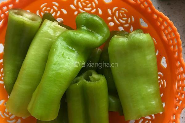 虎皮尖椒的做法图解1