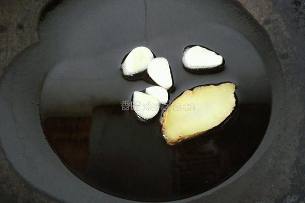 青椒洋葱炒鱿鱼圈的做法图解2