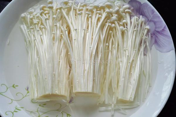 金针菇培根卷的做法图解1
