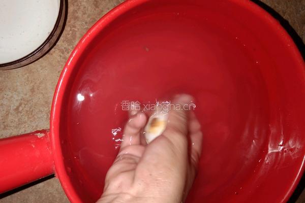 流油咸鸭蛋的做法图解1
