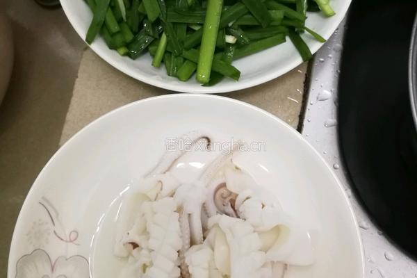 韭菜炒鱿鱼的做法图解3