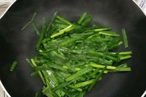 韭菜炒鱿鱼的做法图解4