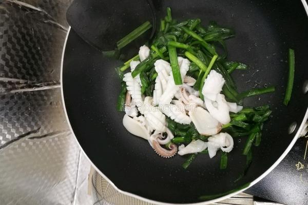韭菜炒鱿鱼的做法图解5