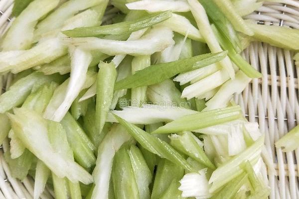 芹菜炒鸡蛋的做法图解2