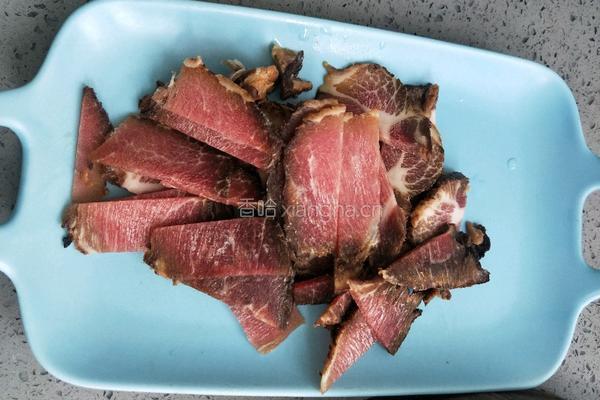腊肉炒包菜的做法图解2