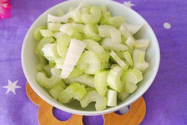 芋头炒芹菜的做法图解5