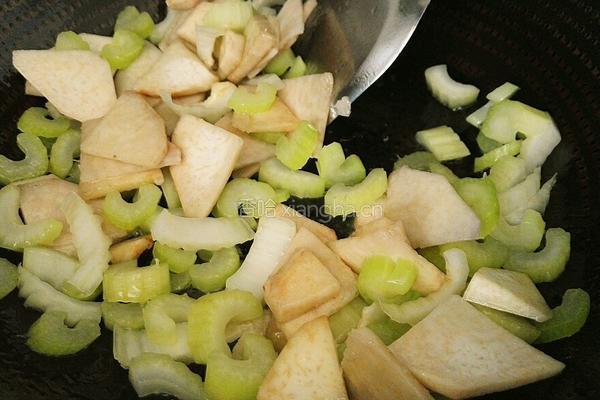 芋头炒芹菜的做法图解7
