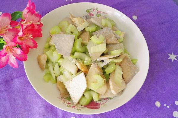 芋头炒芹菜的做法图解10