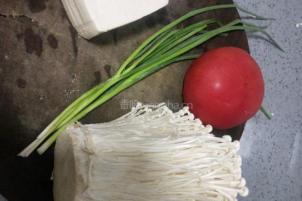 金针菇豆腐汤的做法图解1