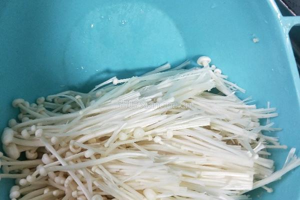 金针菇豆腐汤的做法图解5