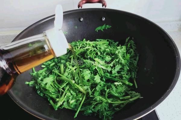 彩椒茼蒿的做法图解5