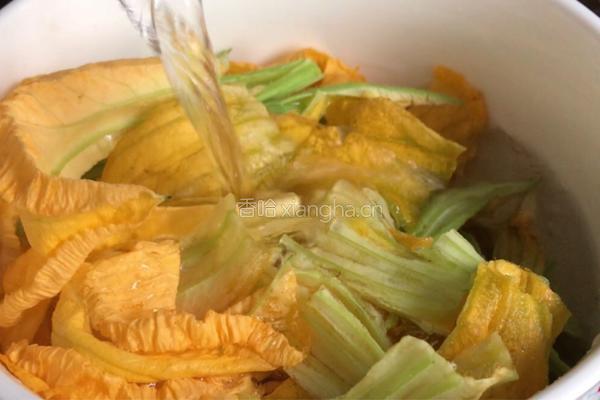 南瓜花冰糖小米粥的做法图解5