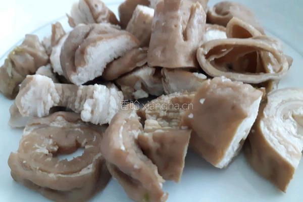 干锅肥肠的做法图解1