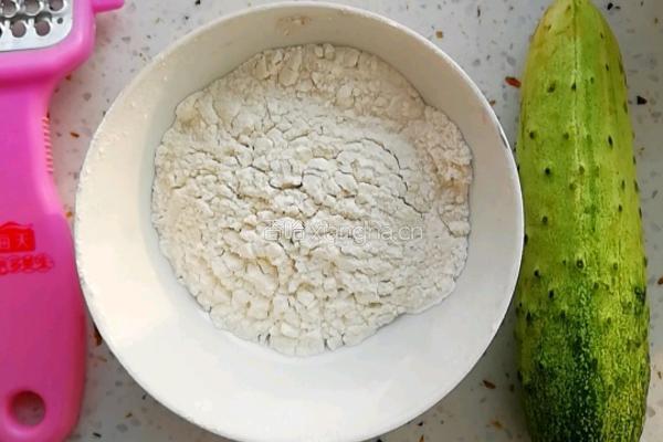 黄瓜丝鸡蛋饼的做法图解1