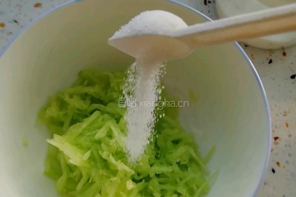 黄瓜丝鸡蛋饼的做法图解2