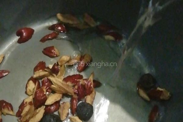 桂圆红枣红糖炖蛋的做法图解3