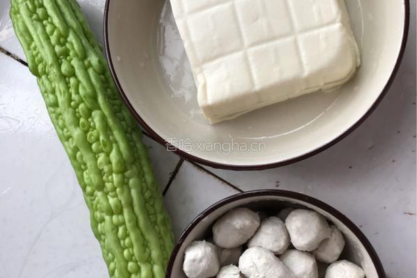 肉丸煲苦瓜豆腐汤的做法图解1
