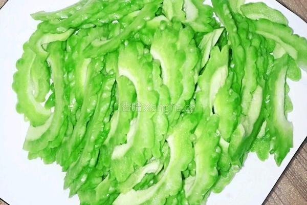凉拌苦瓜的做法图解1