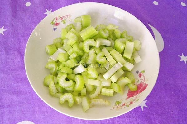 爽口芹菜圣女果的做法图解2