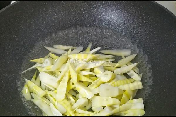 橄榄菜爆炒笋尖的做法图解2