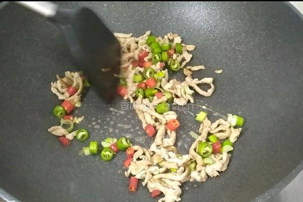 橄榄菜爆炒笋尖的做法图解4