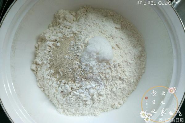 芝麻酱椒盐花卷的做法图解2