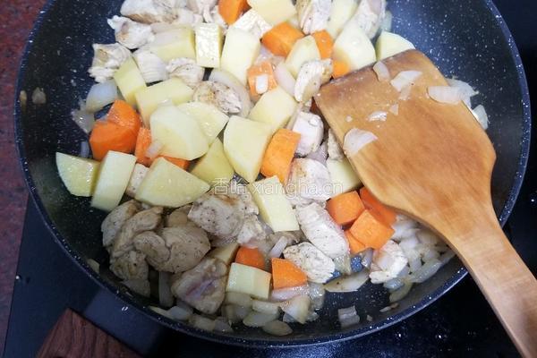 进阶版土豆鸡肉咖喱饭的做法图解4