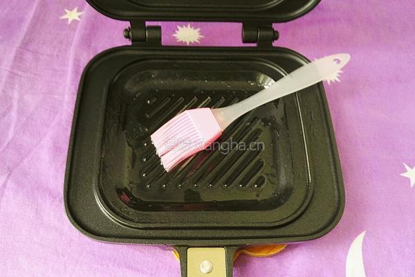 火龙果牛奶煎饼（花形）的做法图解9