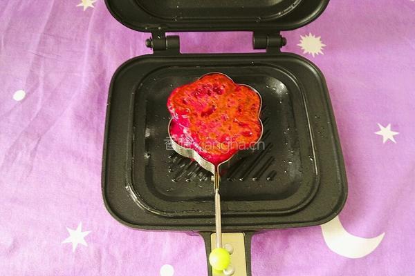 火龙果牛奶煎饼（花形）的做法图解14