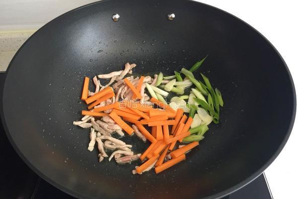 肉丝炒韭苔的做法图解5
