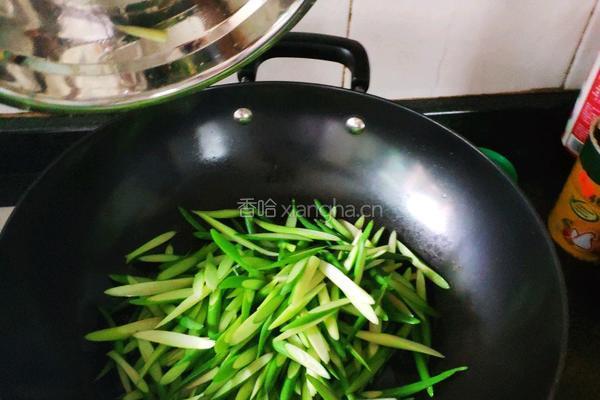 蒜苗炒肉的做法图解5