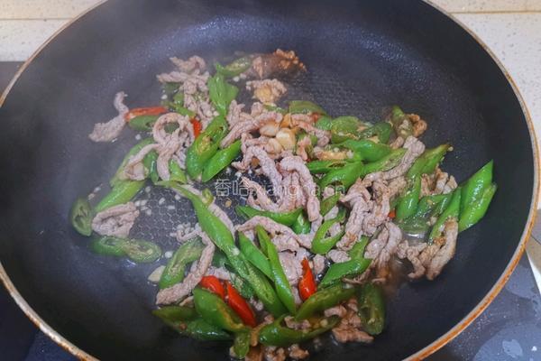 青椒肉丝盖浇饭的做法图解2