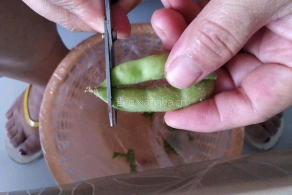 薄盐毛豆的做法图解1