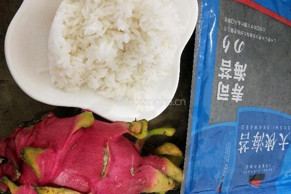 红龙果香蕉寿司的做法图解1