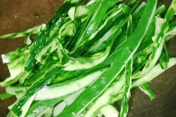 黄瓜鸡蛋软饼的做法图解2