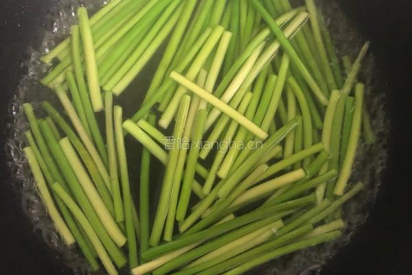 凉拌手撕蒜苔的做法图解2
