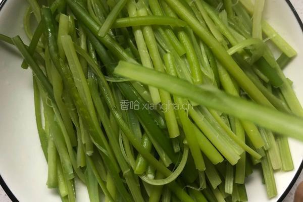 凉拌手撕蒜苔的做法图解3