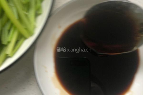 凉拌手撕蒜苔的做法图解5