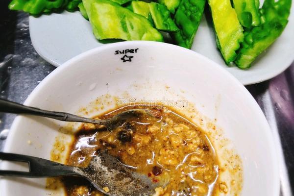 腐乳黄豆酱炆蜂巢豆腐苦瓜的做法图解1