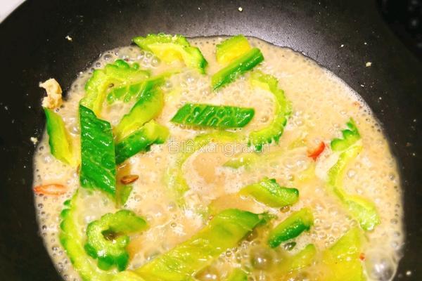 腐乳黄豆酱炆蜂巢豆腐苦瓜的做法图解3