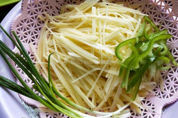 蚝油土豆丝的做法图解1